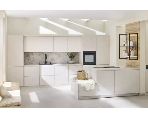 Moderne keuken met keukenkasten, kookeiland en opbergruimte