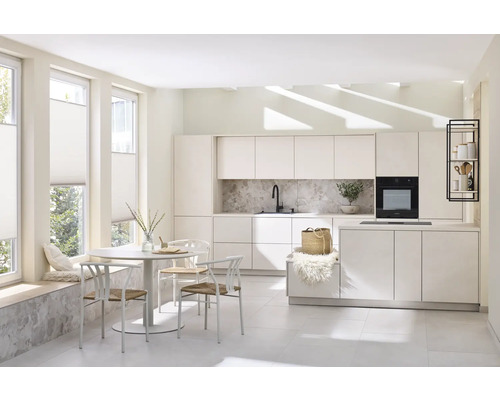 Lichte keuken met eettafel, stoelen, kitchenette en ramen met rolgordijnen