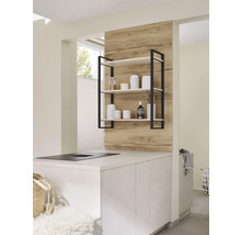Moderne keuken met wandrek, witte kasten en kookplaat