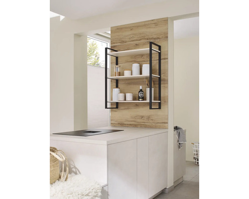 Moderne keuken met wandrek, witte kasten en kookplaat
