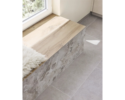Zitbank bij het raam met houten blad en stenen bekleding op tegelvloer