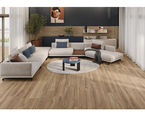 Woonkamer met modulaire bank, salontafel en houten vloer