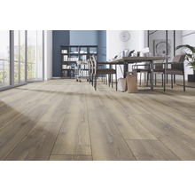 Lichte kantoorruimte met laminaatvloer in houtlook, tafel en planken