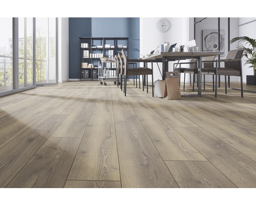 Lichte kantoorruimte met laminaatvloer in houtlook, tafel en planken