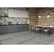 Moderne keuken met grijze tegelvloer, marmer- en houtlook op de muren