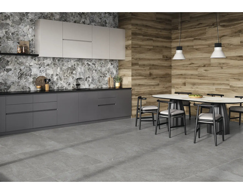 Moderne keuken met grijze tegelvloer, marmer- en houtlook op de muren