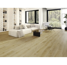 Lichte woonkamer met houtlook vloer, bank, fauteuils en rekken