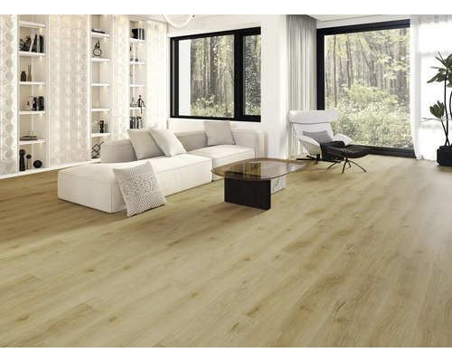 Lichte woonkamer met houtlook vloer, bank, fauteuils en rekken