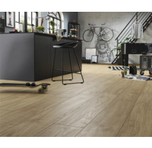 Modern interieur met houten vloer, zwart kookeiland en fiets aan de muur