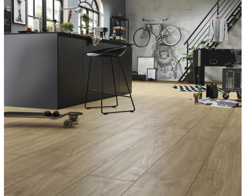Modern interieur met houten vloer, zwart kookeiland en fiets aan de muur