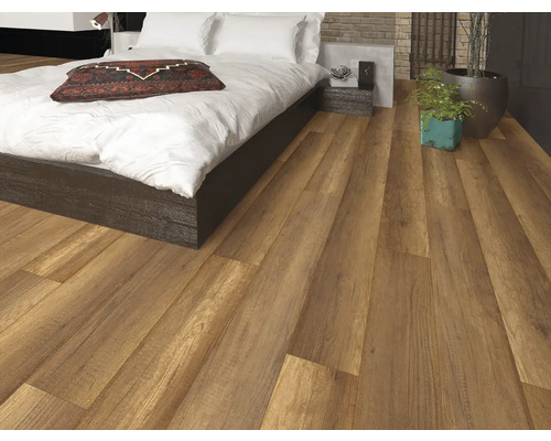 Slaapkamer met laminaatvloer in houtlook en tweepersoonsbed