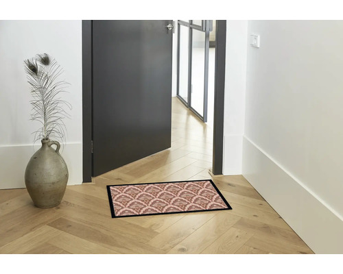 Entree met deurmat en decoratieve vaas met veren