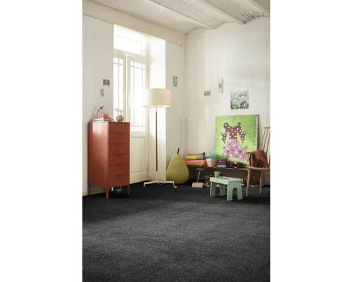 Kinderkamer met donkere vloerbedekking, commode en speelgoed