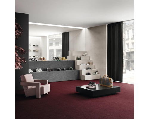 Interieur met vloerbedekking, fauteuil, tafel en productweergave van schoenen en accessoires