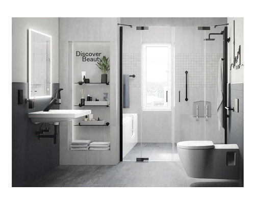 Moderne badkamer met wastafel, spiegel, planken, douchecabine en toilet voor een heldere en functionele ruimtesfeer.