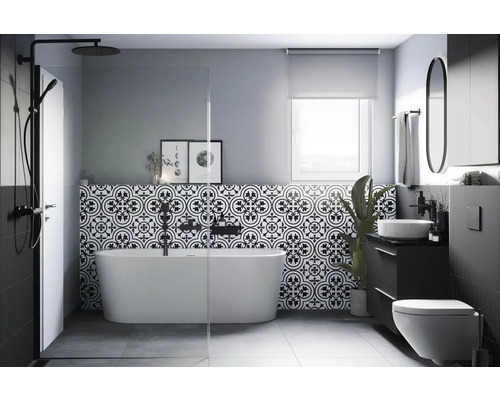 Moderne badkamer met vrijstaand bad, mozaïektegels en donkere accenten