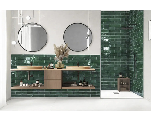 Moderne badkamer met wastafels, spiegels, groene tegels en douche
