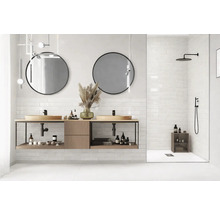 Moderne badkamer met wastafel, ronde spiegels en inloopdouche