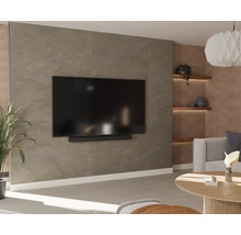 Woonkamer met televisie, soundbar en planken