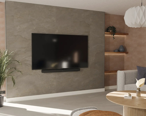Woonkamer met televisie, soundbar en planken