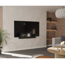Woonkamer met televisie, soundbar, planken en bank