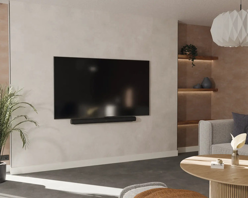 Woonkamer met televisie, soundbar, planken en bank