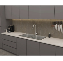 Moderne grijze keuken met wasbak, kraan en keukengerei