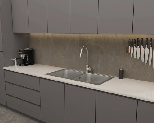 Moderne grijze keuken met wasbak, kraan en keukengerei