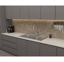 Moderne keuken met spoelbak, kraan, messen, koffiezetapparaat en grijze kasten