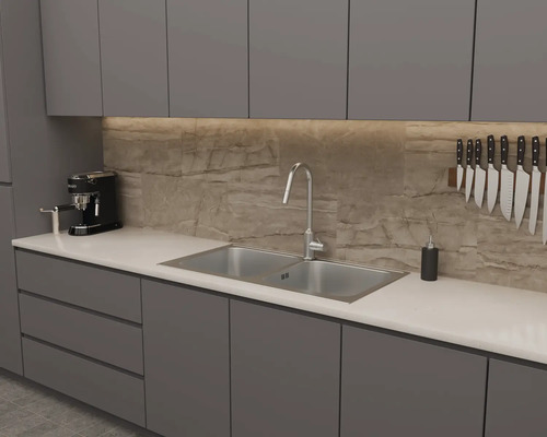 Moderne keuken met spoelbak, kraan, messen, koffiezetapparaat en grijze kasten