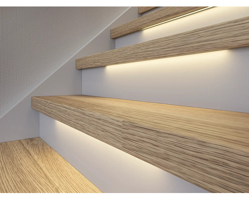 Trap met houten treden en geïntegreerde verlichting