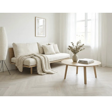 Lichte woonkamer met bank, salontafel en decoratie