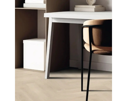 Detail van een bureau met stoel, rek en decoratie in een lichte kamer.