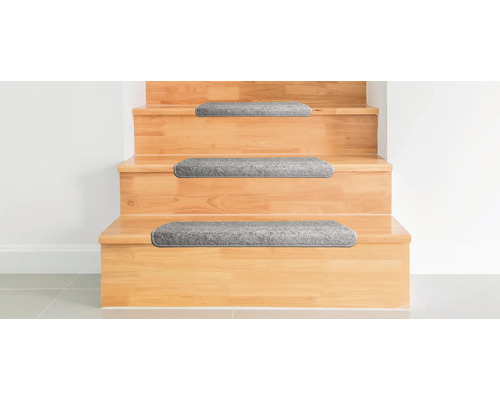 Houten trap met grijze trapmatten.