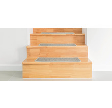 Houten trap met trapmatten van tapijt