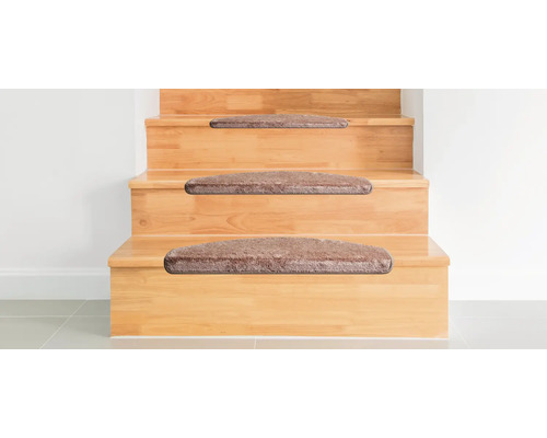 Houten trap met tapijttreden