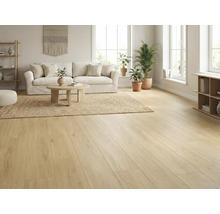 Lichte woonkamer met houten vloer, bank, vloerkleed en planten voor een vriendelijke sfeer.