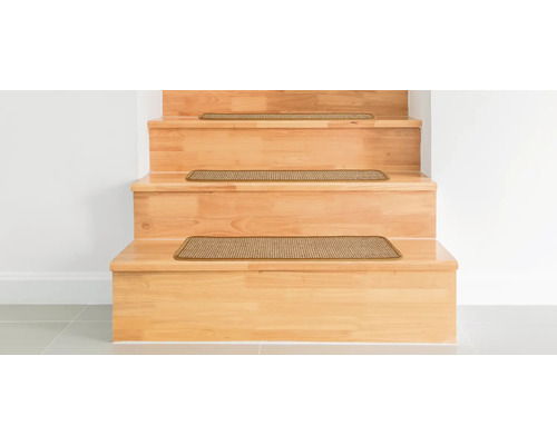 Houten trap met traptredenmatten