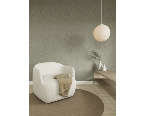 Moderne woonkamer met behang met gebogen patroon, witte fauteuil, bruin tapijt, houten meubels en een lichte bolvormige hanglamp.