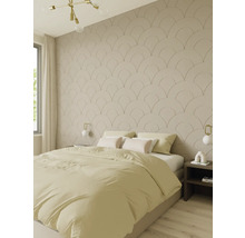 Behang met boogpatroon in een lichte, moderne slaapkamer op de muur achter een bed.