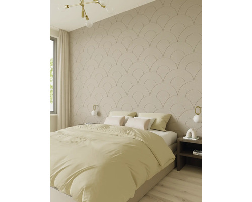 Behang met boogpatroon in een lichte, moderne slaapkamer op de muur achter een bed.