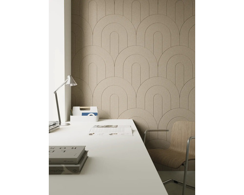 Wandpanelen met gestructureerd boogpatroon op een lichte, georganiseerde werkplek met bureau en houten stoel.