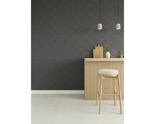 Akoestische wandpanelen met visschubpatroon in een moderne keuken met houten bar en barkruk.