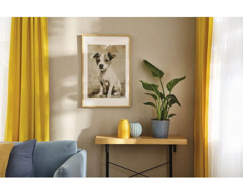 Lichte woonkamer met gestructureerd behang, een ingelijst hondenportret, een consoletafel met een kamerplant en vazen, en gordijnen.