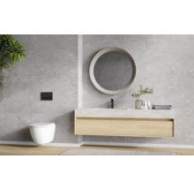Moderne badkamer met grijze tegels in steenlook, zwevend houten wastafelmeubel met marmeren blad, ronde spiegel en hangend toilet.