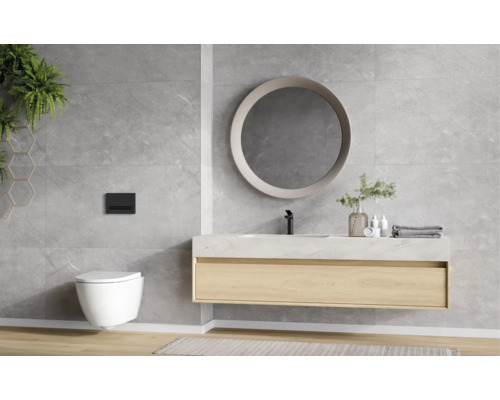 Moderne badkamer met grijze tegels in steenlook, zwevend houten wastafelmeubel met marmeren blad, ronde spiegel en hangend toilet.