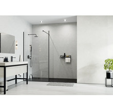 Moderne, lichte badkamer met inloopdouche, zwarte kranen, wastafelmeubel met zwart frame en grote spiegel.