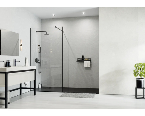 Moderne, lichte badkamer met inloopdouche, zwarte kranen, wastafelmeubel met zwart frame en grote spiegel.
