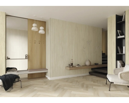 Moderne, lichte ruimte met wandpanelen in lichte houtoptiek, visgraatvloer, garderobe met spiegel en bankje, en een fauteuil.