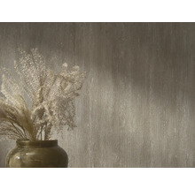 Behang met reliëf en verticale lijnen in een modern interieur met een vaas met gedroogd pampasgras.